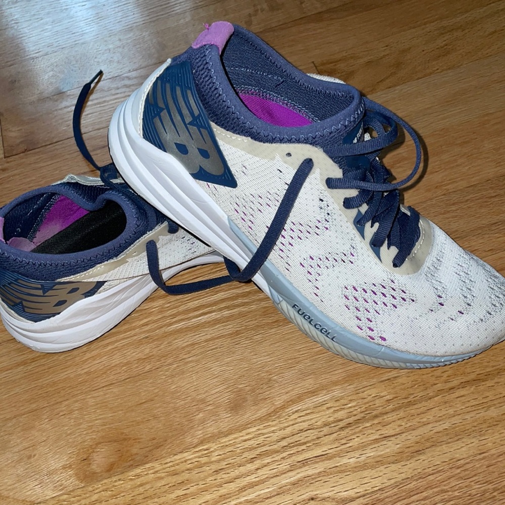 NB Running shoes FuelCell
